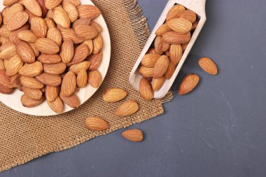 Bütün bademler masada..