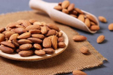 Bütün bademler masada..