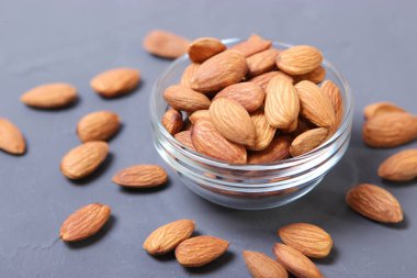 Bütün bademler masada..