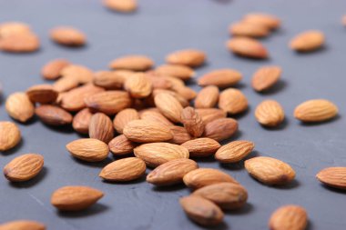 Bütün bademler masada..