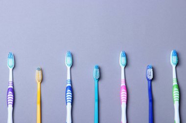 Renkli arka plan görünümlü diş fırçaları. Ağız temizliği..