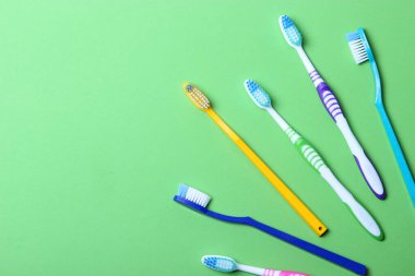 Renkli arka plan görünümlü diş fırçaları. Ağız temizliği..