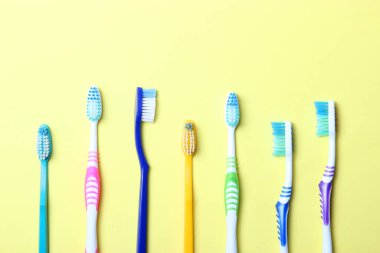 Renkli arka plan görünümlü diş fırçaları. Ağız temizliği..
