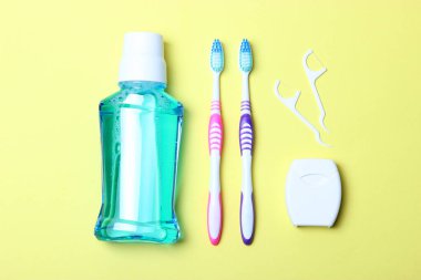 Oral bakım için düz kompozisyon ve hafif arka planda metin için yer. Diş hijyeni.