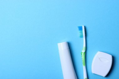 Renkli arka plan görünümlü diş fırçaları. Ağız temizliği..