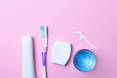 Oral bakım için düz kompozisyon ve hafif arka planda metin için yer. Diş hijyeni.