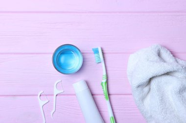 Oral bakım için düz kompozisyon ve hafif arka planda metin için yer. Diş hijyeni.