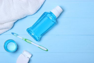 Oral bakım için düz kompozisyon ve hafif arka planda metin için yer. Diş hijyeni.