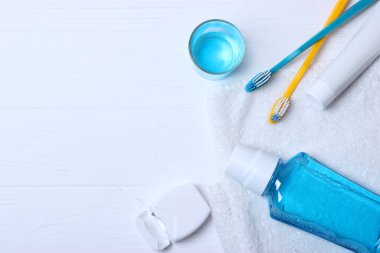 Oral bakım için düz kompozisyon ve hafif arka planda metin için yer. Diş hijyeni.