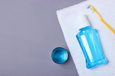 Oral bakım için düz kompozisyon ve hafif arka planda metin için yer. Diş hijyeni.