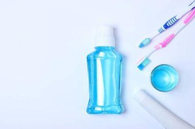 Oral bakım için düz kompozisyon ve hafif arka planda metin için yer. Diş hijyeni.