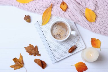 Sonbahar kompozisyonu ve sonbahar yaprakları