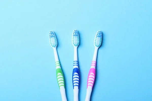 牙刷在彩色背景的顶部视图上 口腔卫生 — 图库照片