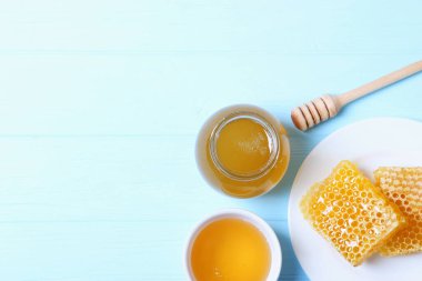 Bal masanın üstünde görünüyor..