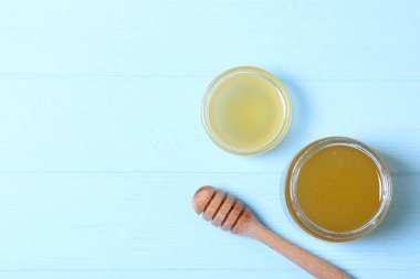 Bal masanın üstünde görünüyor..