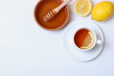 Çay, bal ve limon masanın üstünde..