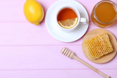 Çay, bal ve limon masanın üstünde..