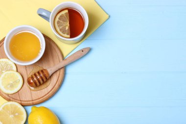Çay, bal ve limon masanın üstünde..