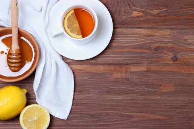Çay, bal ve limon masanın üstünde..