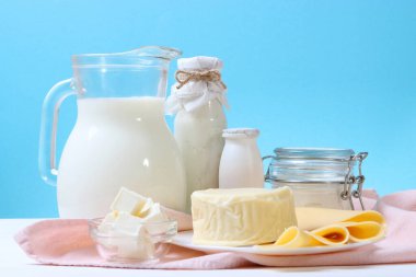 Masanın üzerinde süt ürünleri var..