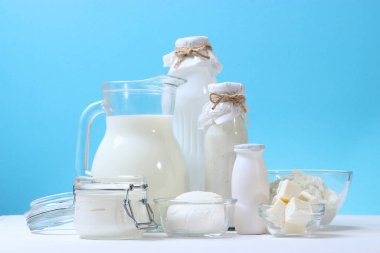 Masanın üzerinde süt ürünleri var..