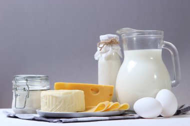 Masanın üzerinde süt ürünleri var..