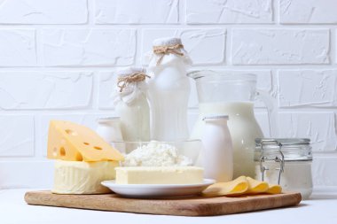 Masanın üzerinde süt ürünleri var..