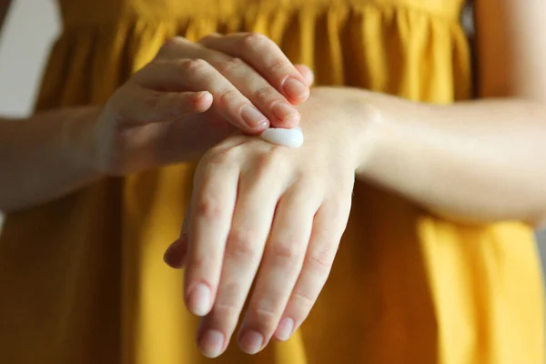 Girl Uses Hand Cream Skin Care Skin Hydration — Stock Photo, Image