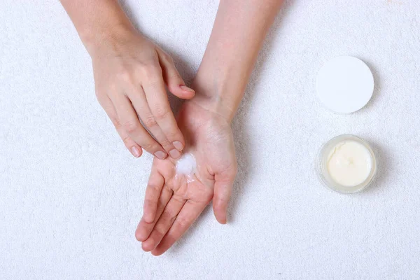 Menina Esfrega Mãos Creme Cosmético Cuidados Com Pele Pele Elástica — Fotografia de Stock