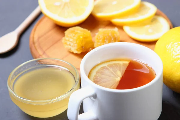 テーブルの上から見たお茶と蜂蜜とレモン — ストック写真