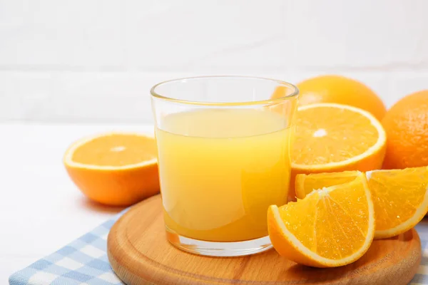 Апельсиновый Сок Стакане Апельсины Оранжевые Ломтики Столе — стоковое фото