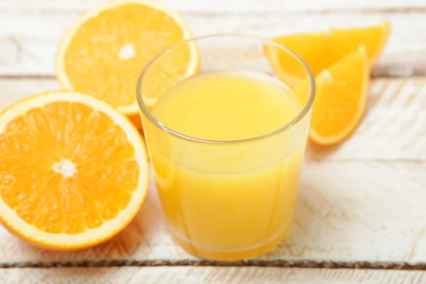 Sinaasappelsap Een Glas Sinaasappels Sinaasappelschijfjes Tafel — Stockfoto