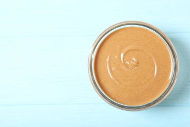 Masada kremalı fıstık ezmesi var. Fıstık ezmesi.