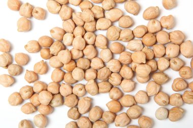 Çiğ bezelyeler beyazda izole edilmiş.