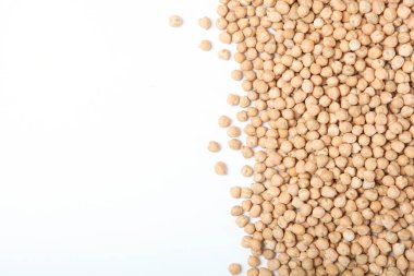 Çiğ bezelyeler beyazda izole edilmiş.