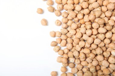 Çiğ bezelyeler beyazda izole edilmiş.
