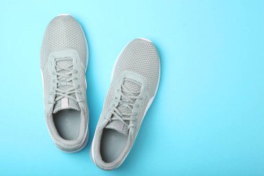 Renkli arka plan manzaralı erkek ayakkabıları. Erkek ayakkabısı. minimalizm