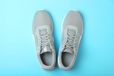 Renkli arka plan manzaralı erkek ayakkabıları. Erkek ayakkabısı. minimalizm