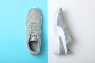 Renkli arka plan manzaralı erkek ayakkabıları. Erkek ayakkabısı. minimalizm