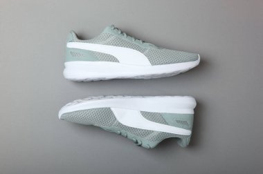 Renkli arka planda erkek ayakkabıları. Erkek ayakkabısı. minimalizm.