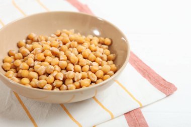 Masada kaynamış bezelyeler var..