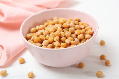 Masada kaynamış bezelyeler var..