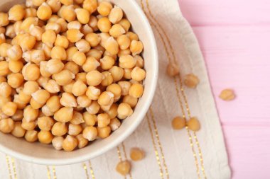 Masada kaynamış bezelyeler var..