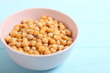 Masada kaynamış bezelyeler var..