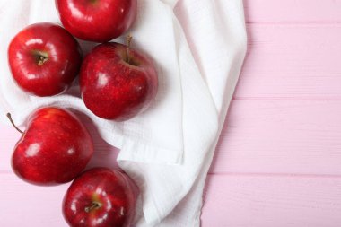 Masanın üzerinde olgun sulu kırmızı elmalar.