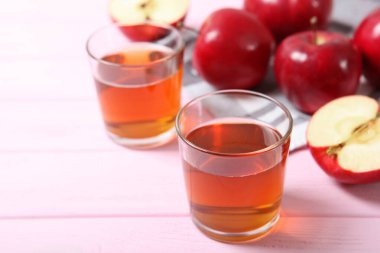 Masadaki kırmızı elmalardan elma suyu..