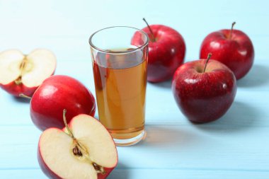 Masadaki kırmızı elmalardan elma suyu..