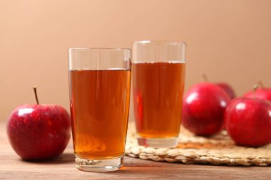 Masadaki kırmızı elmalardan elma suyu..