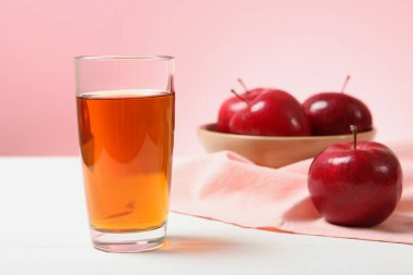 Masadaki kırmızı elmalardan elma suyu..