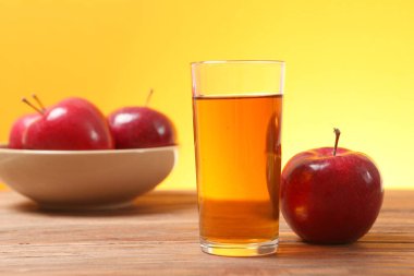 Masadaki kırmızı elmalardan elma suyu..